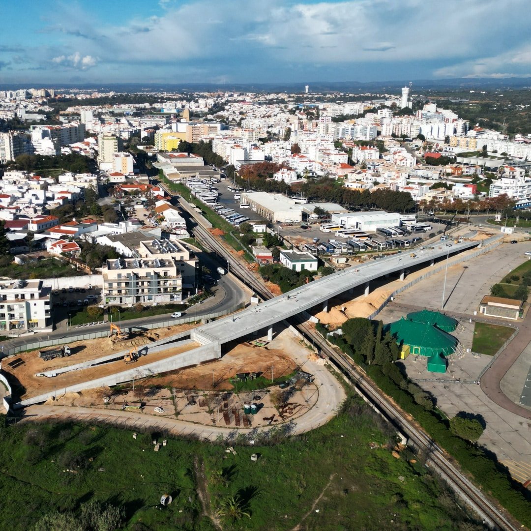 New viaduct over railway takes shape in Portimão|New Portimão viaduct in final stages of construction|New Portimão viaduct in final stages of construction