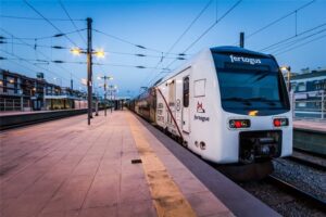 Lisbon bridge commuter trains to get extra carriages