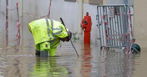 Constraints in Hospital de São Francisco Xavier as floodwaters stream into basement floors