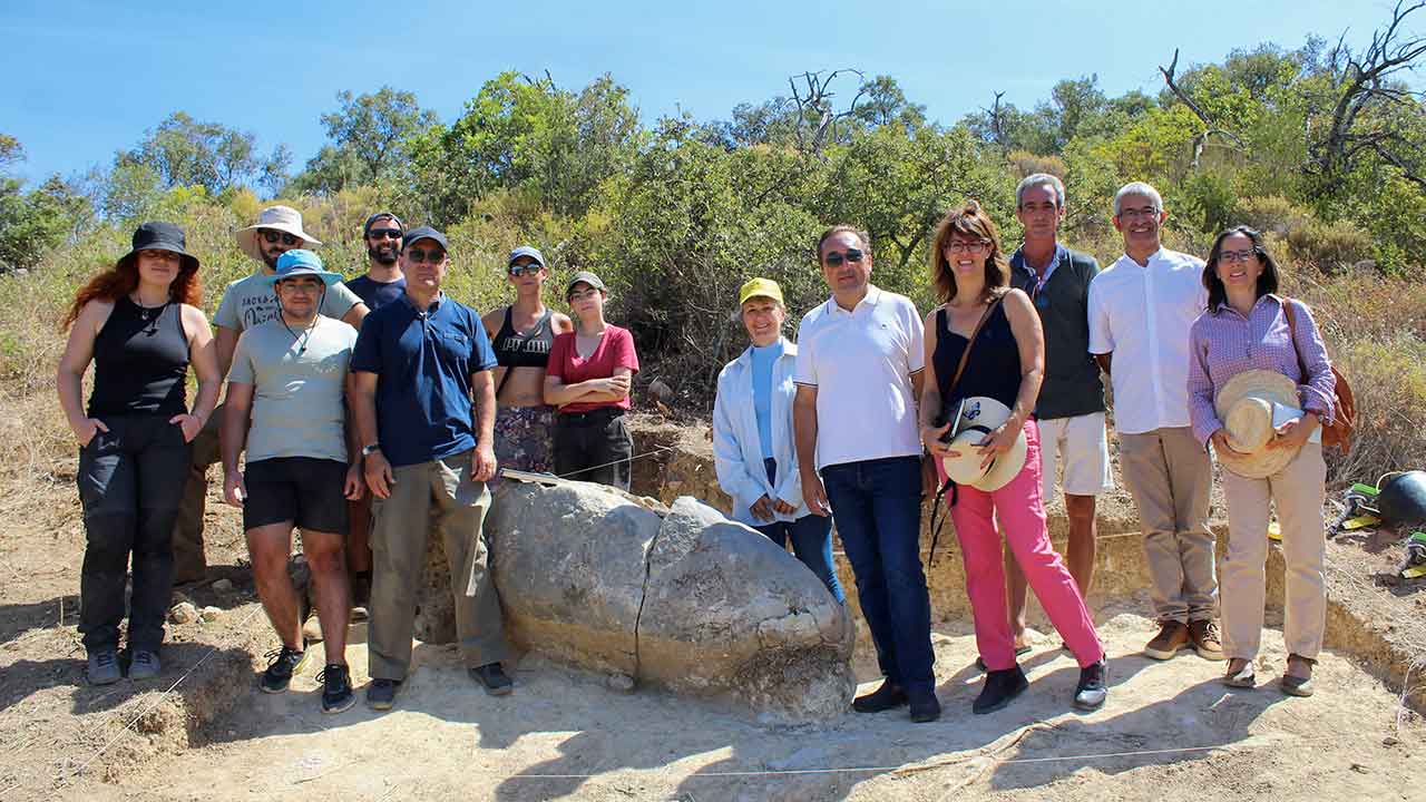 5,500-year-old menhir discovered in São Brás de Alportel.1|5500 year old menhir found in São Brás de Alportel|5500 year old menhir found in São Brás de Alportel|5,500-year-old menhir discovered in São Brás de Alportel.2.Crédito - João Lázaro
