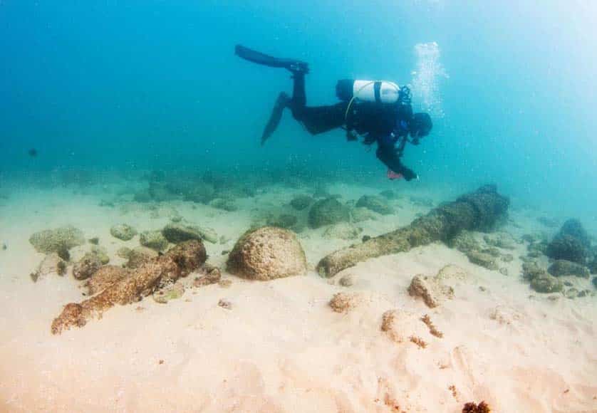 Sagres - Archaeologist checks steam engine shaft in Patacho Pedro Dias|Monitoring dredging in the Ria de Aveiro|Ria da Aveiro archaeological surveying