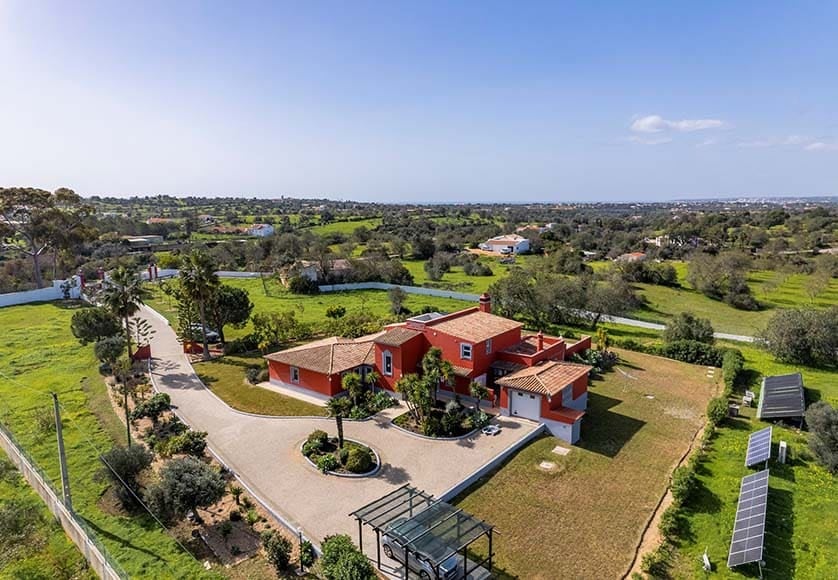 Beautifully renovated villa in prestigious location