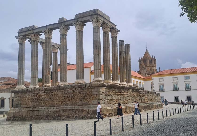 The Roman Temple of Diana|1. Évora's famous bone chapel|The Baroque front to the Igreja da Nossa Senhora da Graça|An uncomfortable-looking Giant|The remains of the Dom Manuel Palace|The splendid façade of the Igreja de Santo Antão|The Água de Prata Aqueduct|The front of the fortess-like Cathedral|The peaceful ambience of the Cathedral Cloister|The elegant main building of the university