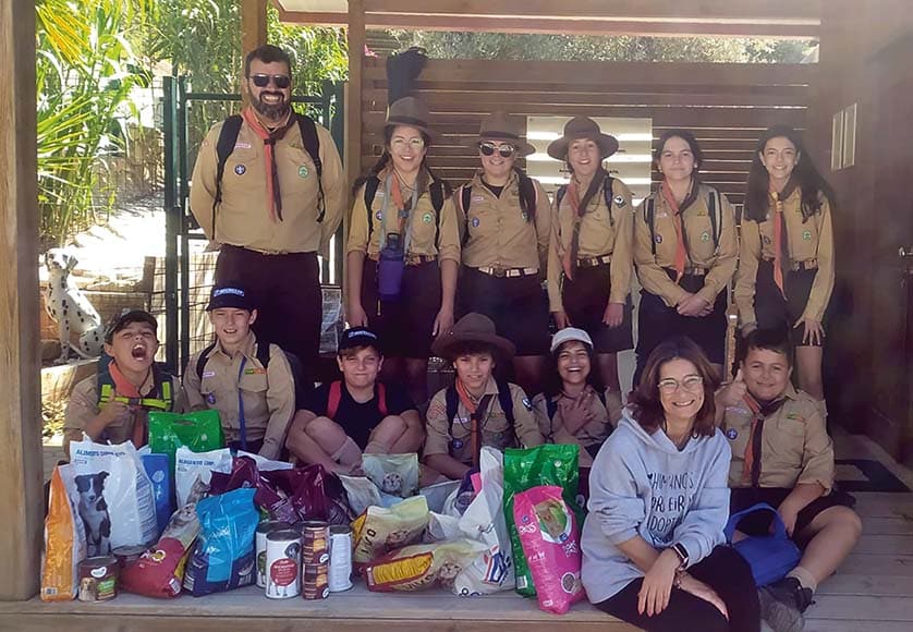 Almancil scouts collect food for Animal Rescue Algarve|Almancil scouts collect food for Animal Rescue Algarve