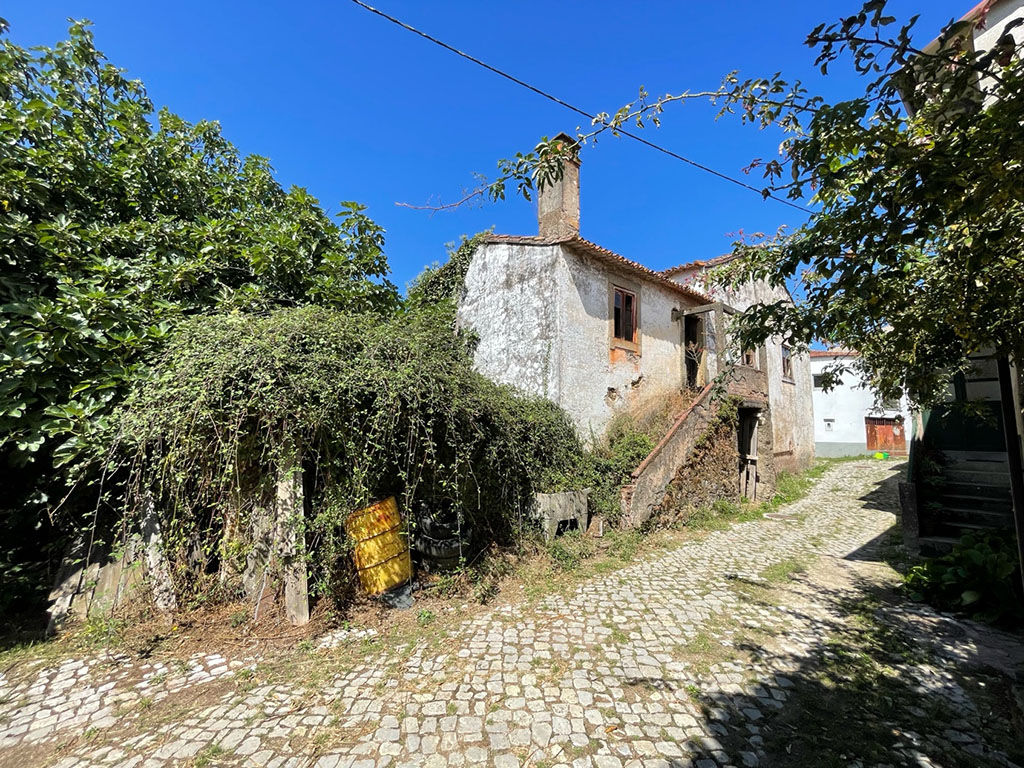 Abandoned village house ready for renovation, CM-Castanheira de Pera