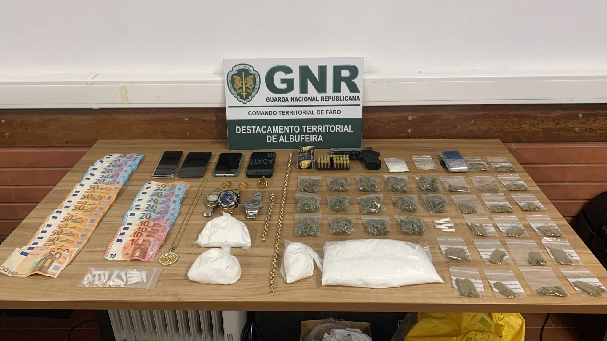 GNR police dismantle criminal network in Albufeira Five people have been arrested GNR police have dismantled a criminal network in Albufeira believed to have committed multiple crimes such as extortion, thefts, drug trafficking and document forgery. Five people - four men and one woman aged between 22 and 39 - have been arrested, with two being remanded in custody and the other three being released but required to report twice a week to the local police station. The arrested followed an investigation into extortion and thefts in Albufeira which had been ongoing for three months and led to five arrest warrants, three house search and five vehicle search warrants. With this operation, GNR police believe they have “dismantled an important and structured network which operated in the region, mostly in the boroughs of Albufeira, Loulé, Faro and Portimão. The operation also led to the confiscation of 4,693 doses of cocaine, 185 doses of hashish, 37 doses of MDMA (or ecstasy), 28 doses of cannabis, a firearm, 48 munitions and four mobile phones, as well as €1,000 in cash and a range of objects related to drug preparation and packaging. The police force also seized a gold chain, gold bracelet and three gold rings. By Michael Bruxo michael.bruxo@portugalresident.com