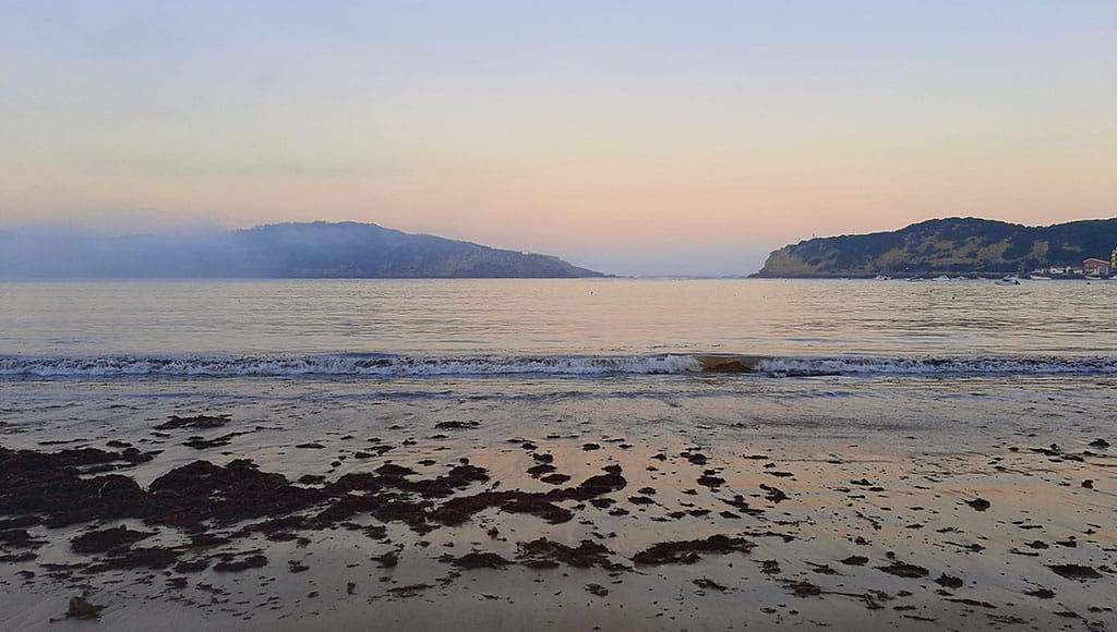 An autumn day in Sao Martinho do Porto, not unlike the day the Munsons first visited|Algarve. Photo: Diego Gennaro-unsplash|Lisbon. Photo: Paulo Evangelista-Unsplash