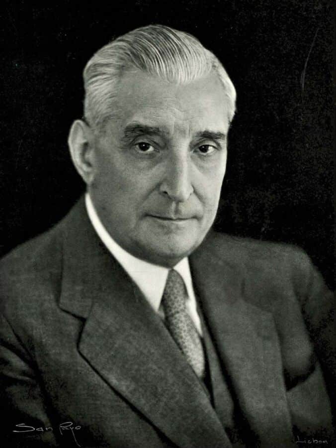 António de Oliveira Salazar portrait|Bust of Norton de Matos in Ponte de Lima|Election poster 1949|General Humberto Delgado|Pope Paul VI in Fátima|Statue in Porto to Bishop D António Ferreira Gomes