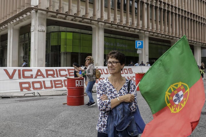 Hundreds of small investors lost life savings when the bank collapsed in 2014. Image: António Cotrim/ Lusa|BES banking scandal: dozens of crimes almost certain to lapse this year