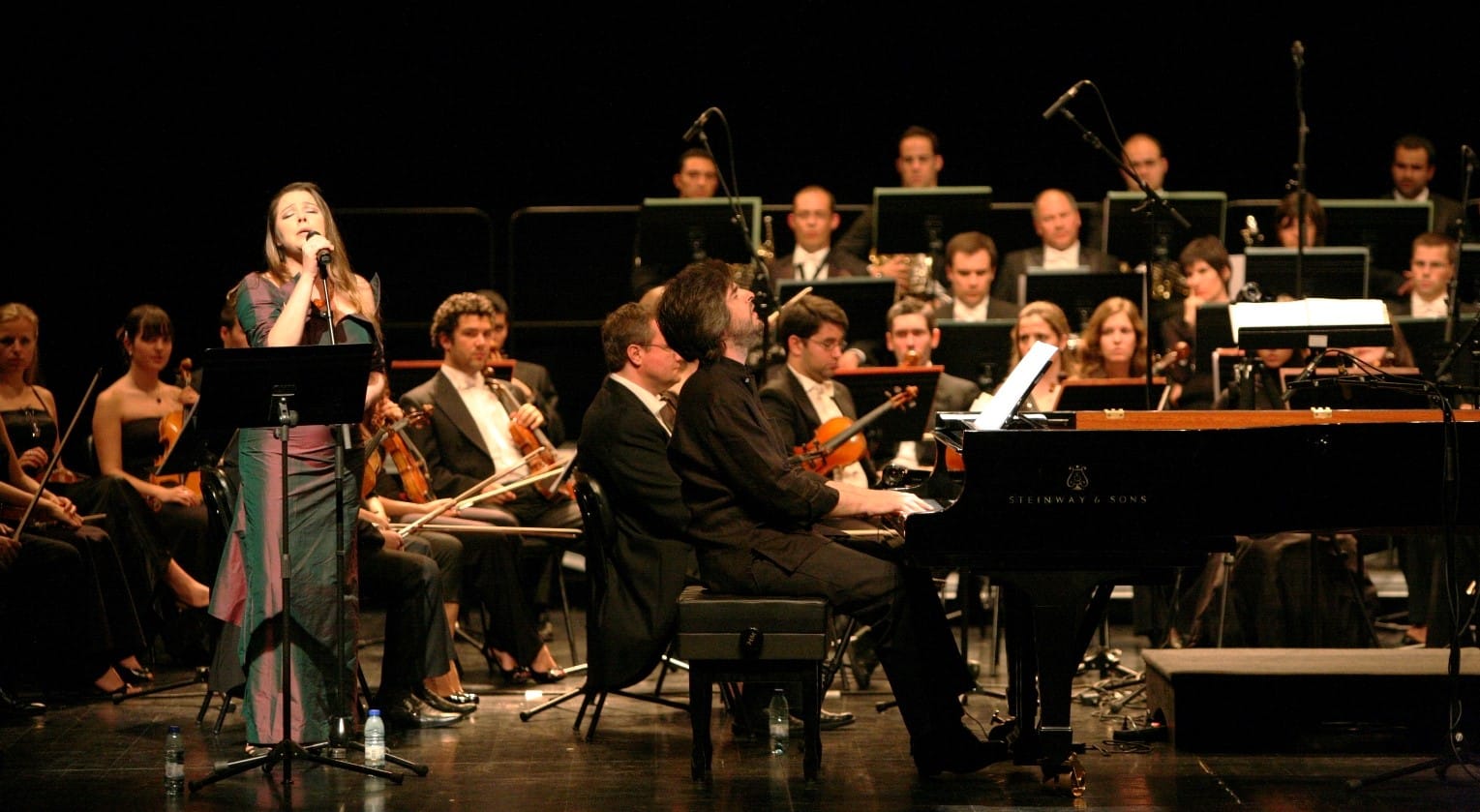 Bernardo Sassetti e a Orquestra Sinfonietta de Lisboa em 2010, durante a estreia de Gente Singular no TEMPO