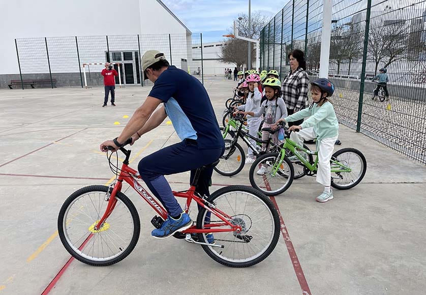 Loulé schoolchildren learn to ride bikes