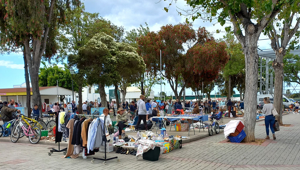 Busy Fair|Lagoa bargains|Strange beads