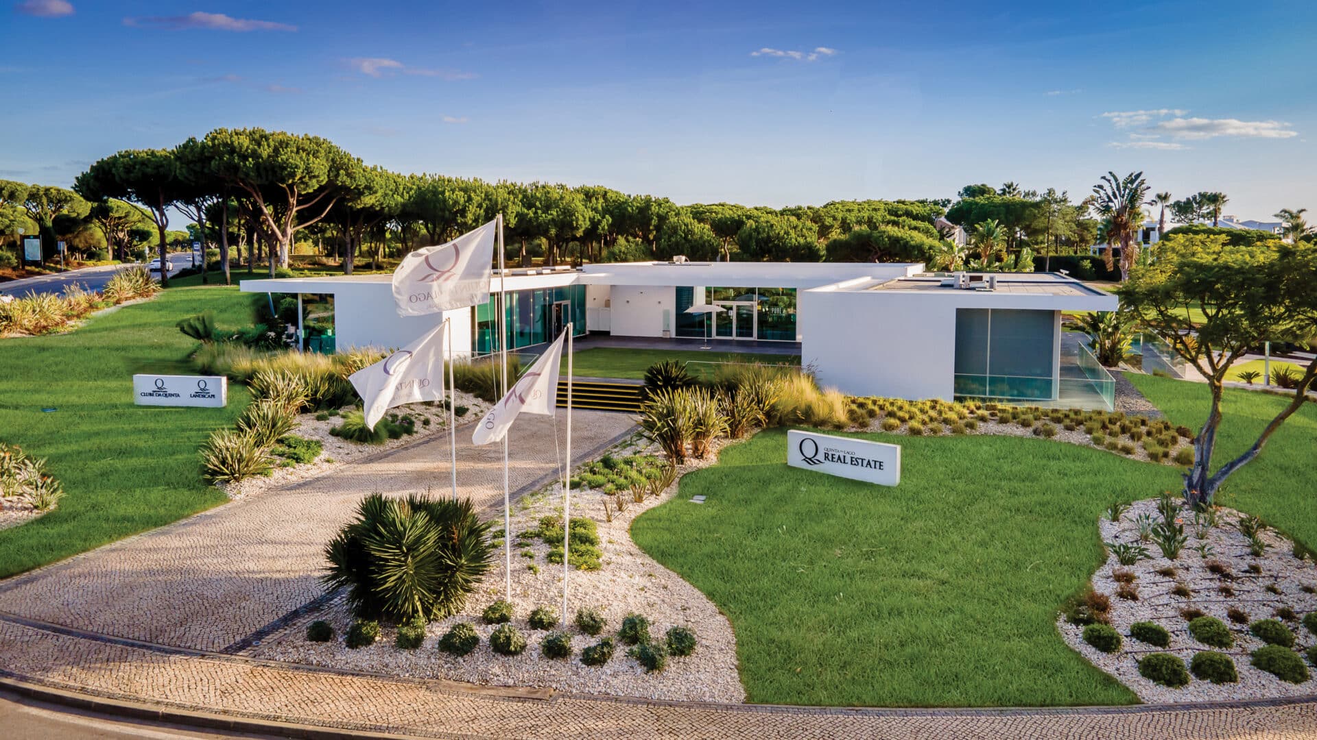 Outside view of the real estate office in Quinta do Lago