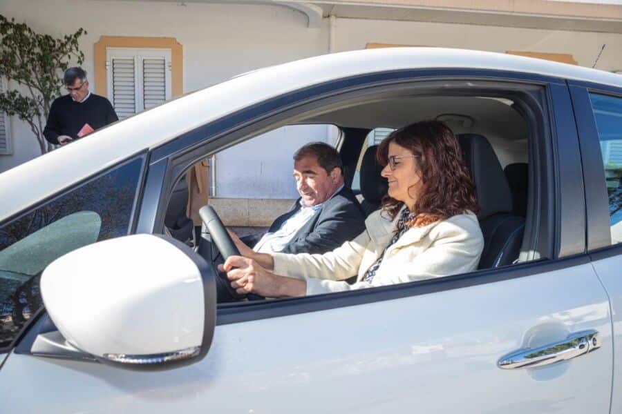 Albufeira donates electric car to local health centre