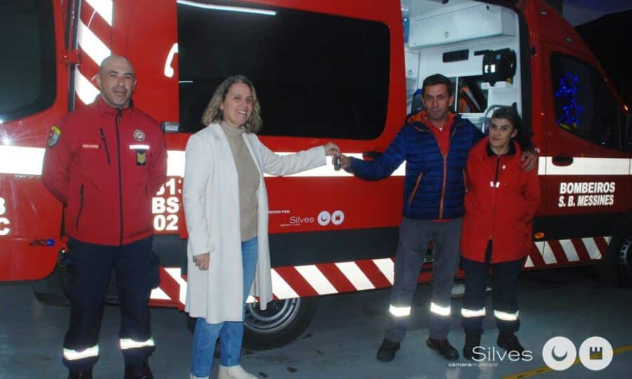 Silves Ambulance|Silves Municipality gifts ambulance to firefighters