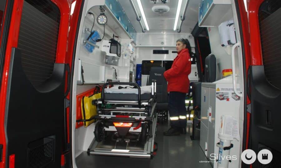 Silves Municipality gifts ambulance to firefighters