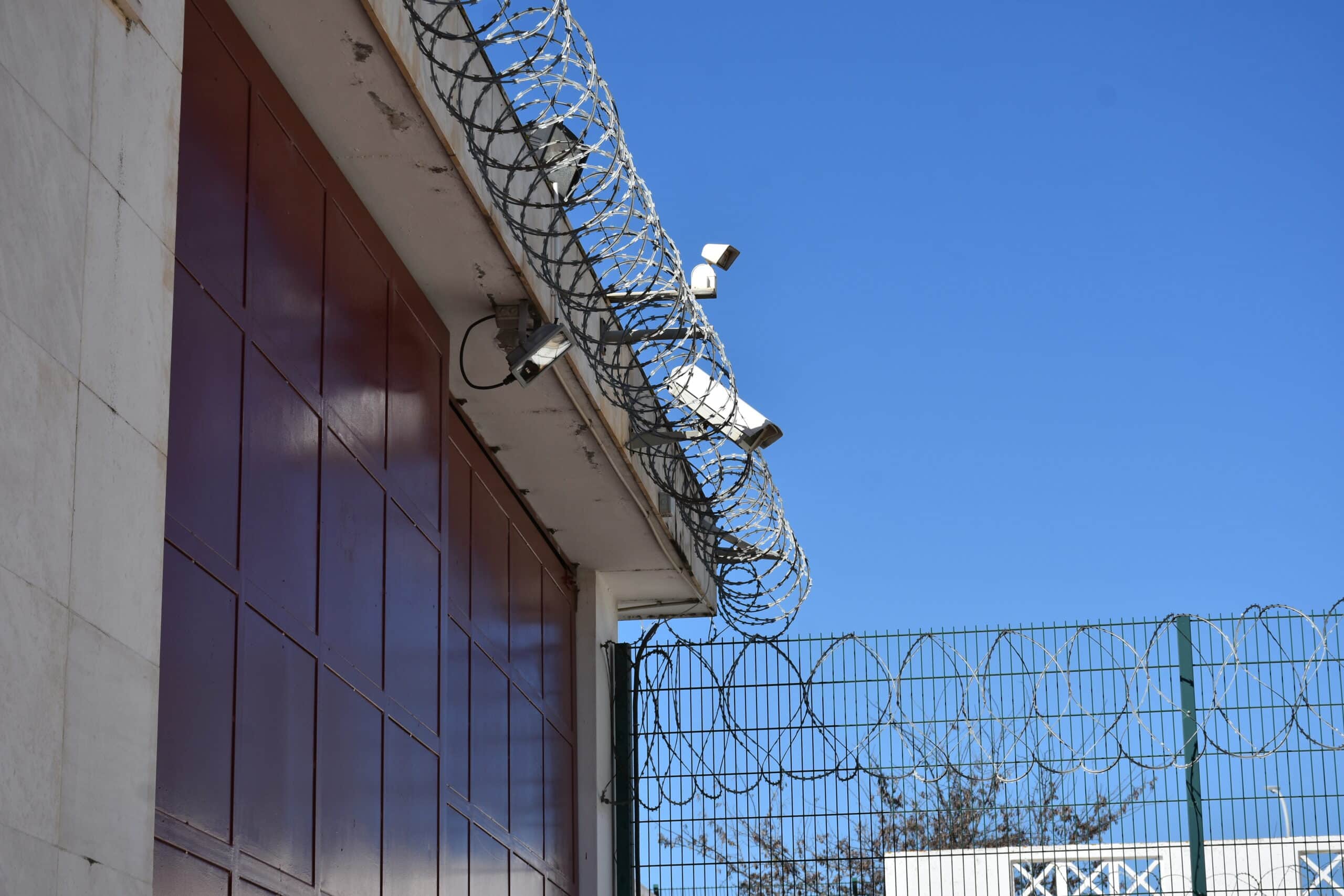 Prisoner on conditional release attacks social reintegration workers with crowbar in Faro