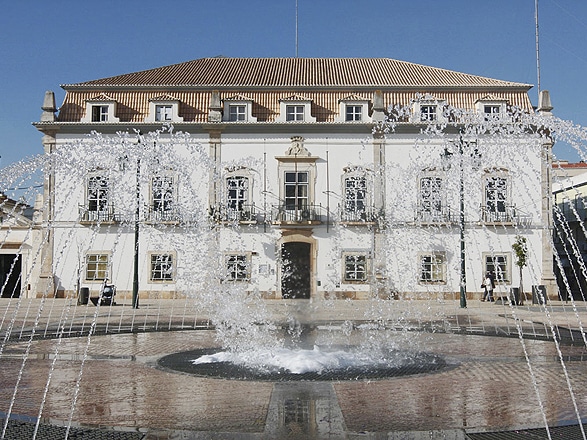 Camara Muncipal de Portimão|Al-faghar building receives exhibition Portimão 2034 100 Projects for the Future|Terces-johann-le-guillerm-cirque-ici ©Philippe Laurençon|Jardim Gonçalo Ribeiro Telles|Bernardo Sassetti e a Orquestra Sinfonietta de Lisboa em 2010, durante a estreia de Gente Singular no TEMPO|Manuel-Teixeira-Gomes-2