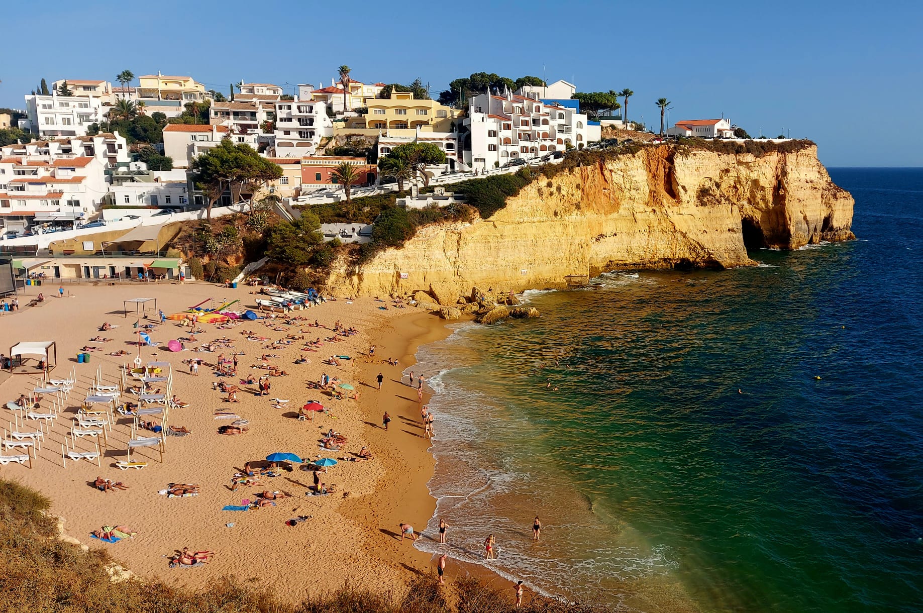 CCTV cameras to be set up in Carvoeiro|Lagoa mayor, Luís Encarnação (left), and GNR district commander, Coronel Marco Henriques (right), signing the protocol