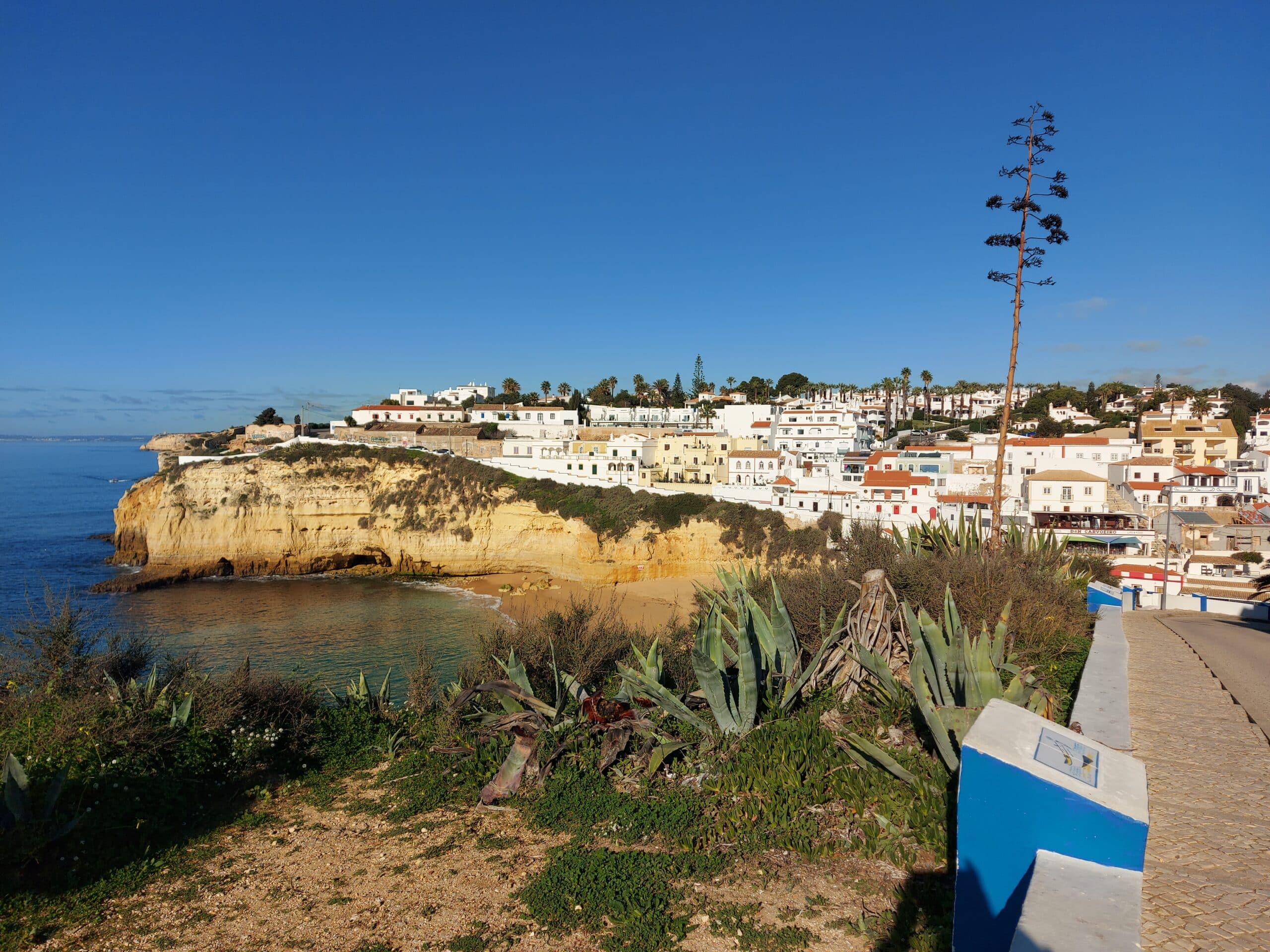 Horror as woman found dead inside Carvoeiro apartment