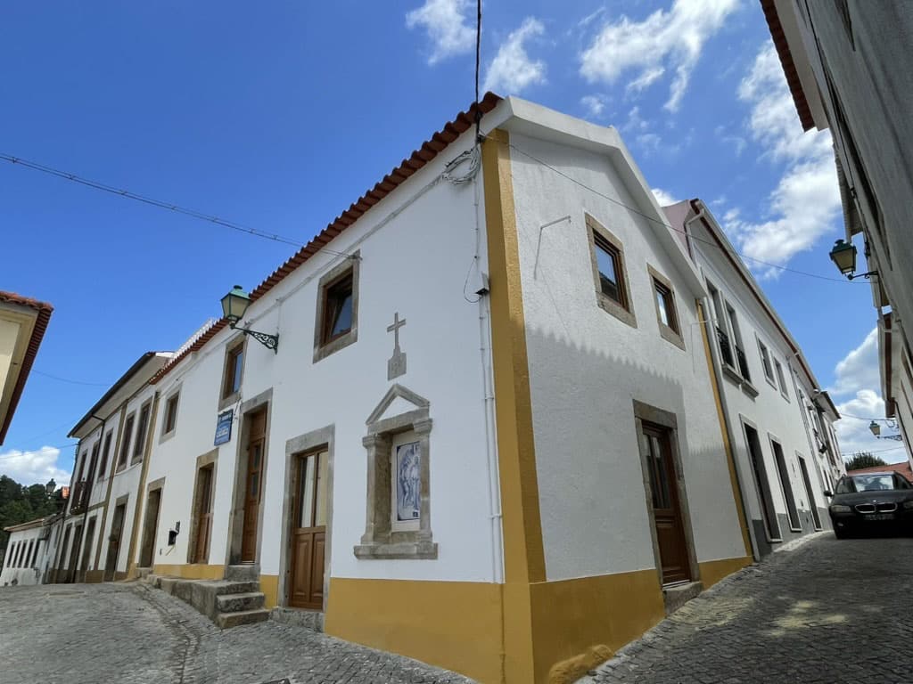 Casa Adelina in Pedrógão Pequeno|Casa Adelina bedroom, there are options for flooring, bathrooms and paint colour|Casa Adelina first floor lounge; wooden floor or terracotta tiling|Fonte Fria farmhouse with a new roof and stone walls revealed|Fonte Fria, Castelo, Sertã, with its own mini vineyard|Vale Porco, rear terrace|Vale Porco, reconstruction work already has started