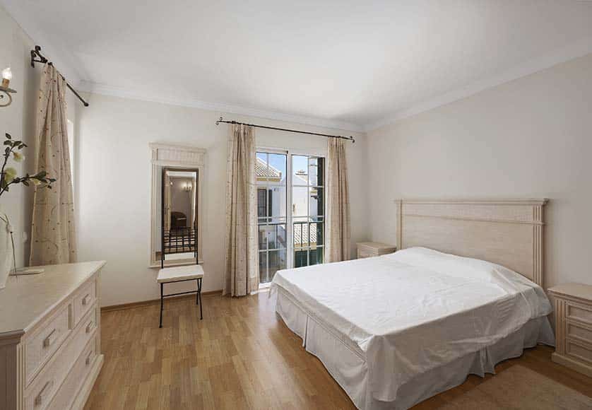 3-bed link-detached townhouse in peaceful Paderne