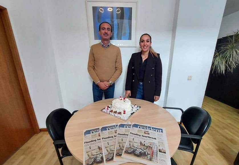 José Pessoa picked up his Christmas cake from the Resident’s office in Lagoa on Wednesday. Here pictured with Margarida Jerónimo, representing fundraiser Alison Firth Photo: INÊS LOPES/OPEN MEDIA GROUP|José Pessoa picked up his Christmas cake from the Resident’s office in Lagoa on Wednesday. Here pictured with Margarida Jerónimo, representing fundraiser Alison Firth Photo: INÊS LOPES/OPEN MEDIA GROUP