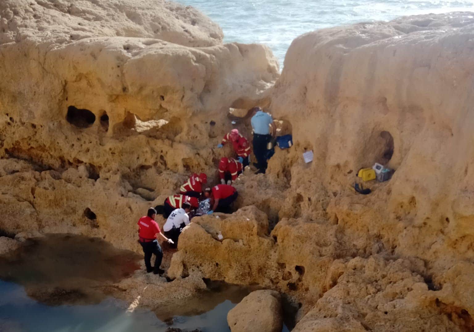 Five tourists rescued from Carvoeiro's Algar Seco