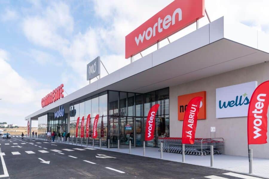 Worten and Continente shop front