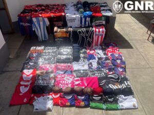 Police seize counterfeit football jerseys in Monte Gordo and Manta Rota
