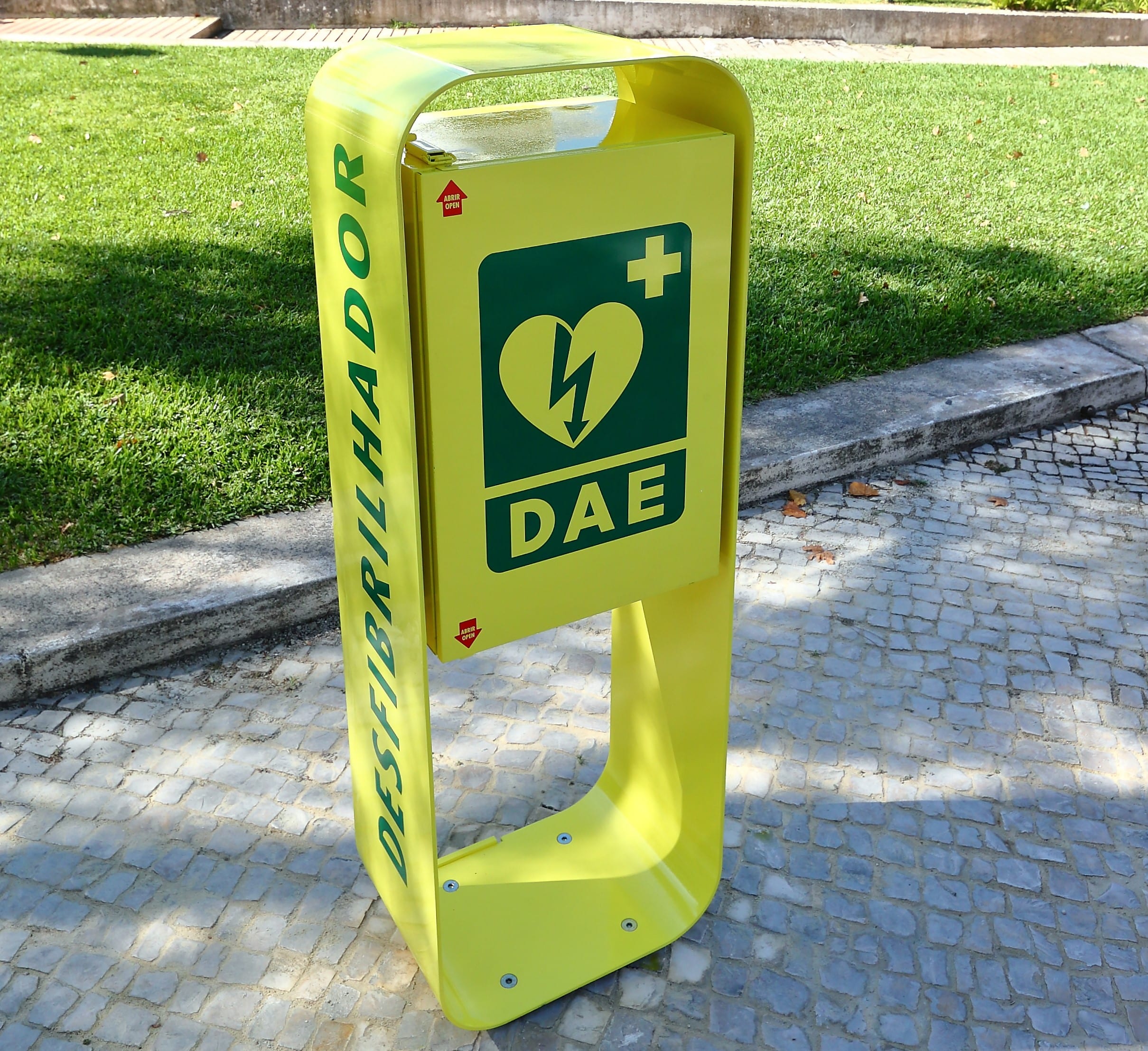Public defibrillator helps save Irishman's life in Albufeira|Public defibrillator helps save Irishman's life in Albufeira