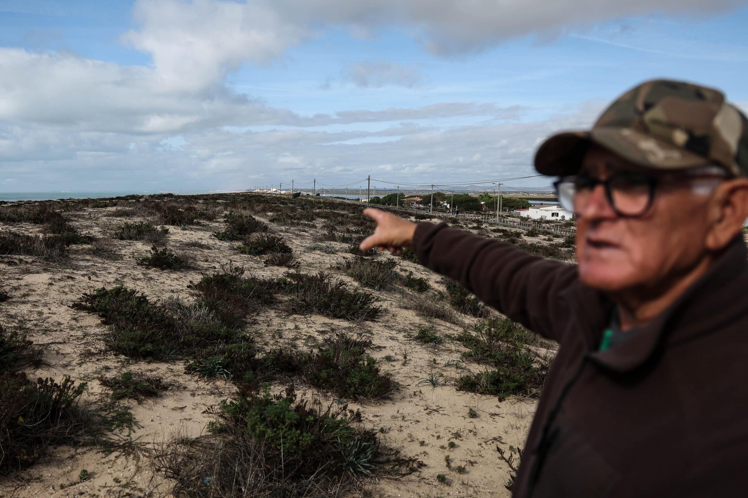 Some residents are refusing to leave their homes where they have lived for decades, calling for the same rights granted to those on Culatra Island|Some of the residents living in the eastern end of Praia de Faro are unwilling to abandon their homes, which are deemed illegal, and ask authorities for the same treatment given to Culatra islanders - Photo: Luís Forra/Lusa