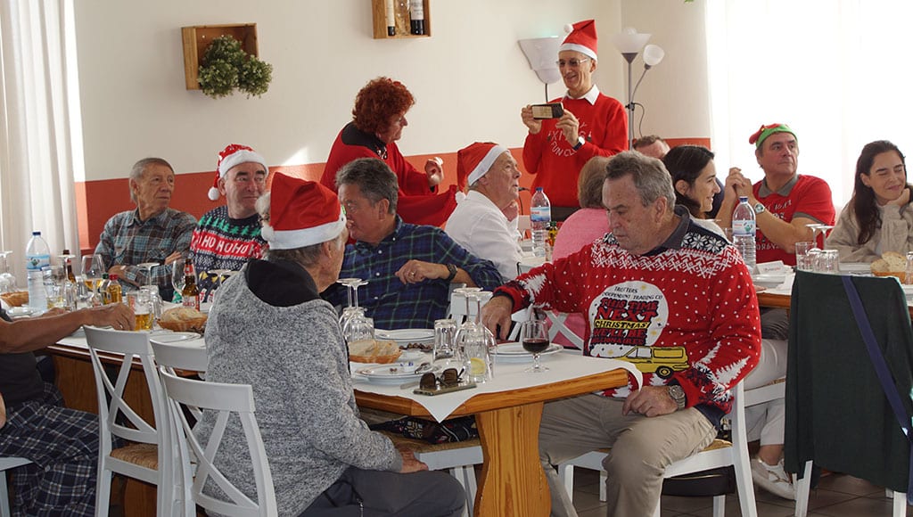 Festive spirit at O Barril restaurant in Albufeira|Dra Raquel Nunes and David Shirley|Henrik and Kirsten Norgaard with Raffle prize