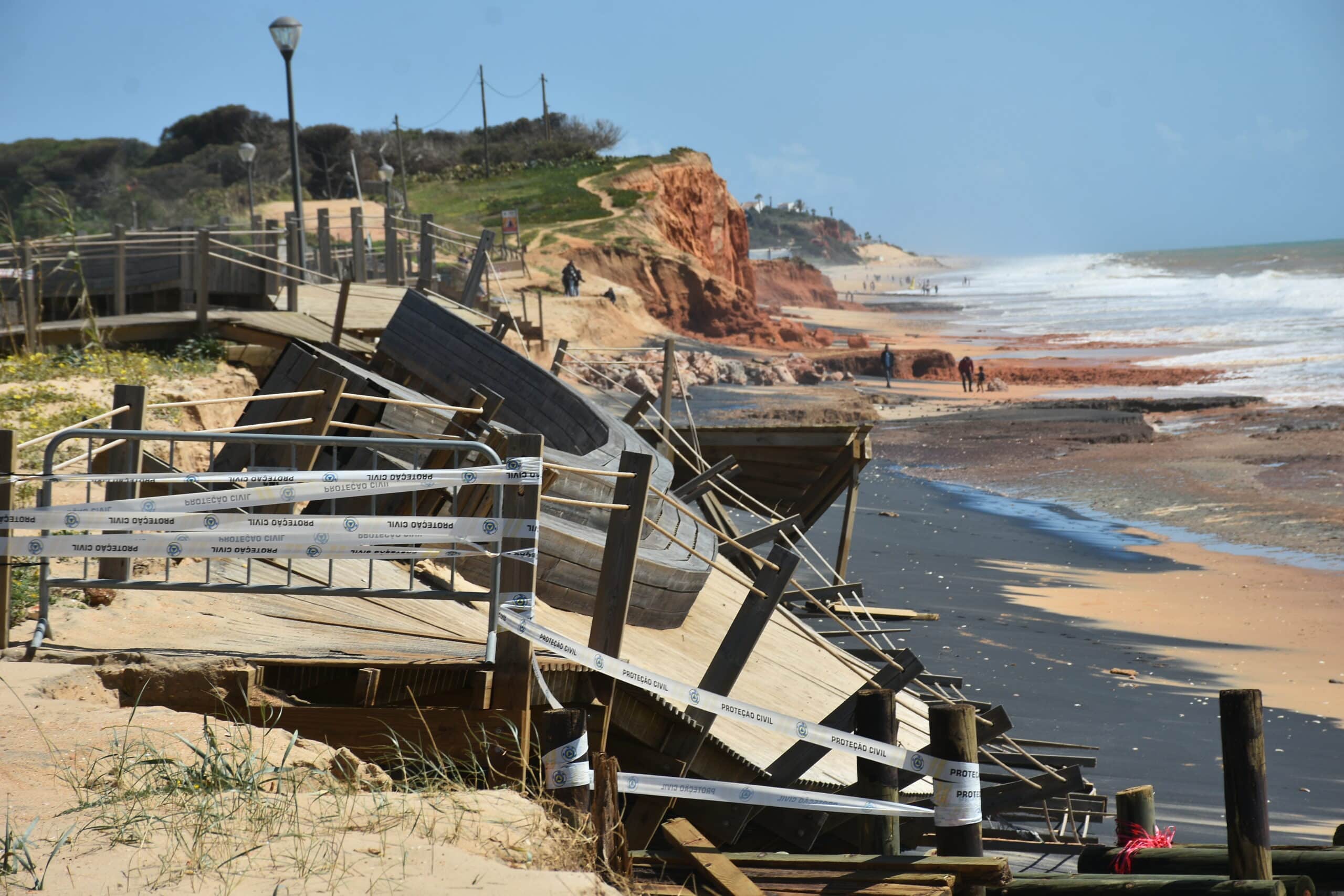 Bad weather destroyed a section of the Praia do Forte Novo boardwalk|€14 million beach replenishment planned for Quarteira|€14 million beach replenishment planned for Quarteira|€14 million beach replenishment planned for Quarteira