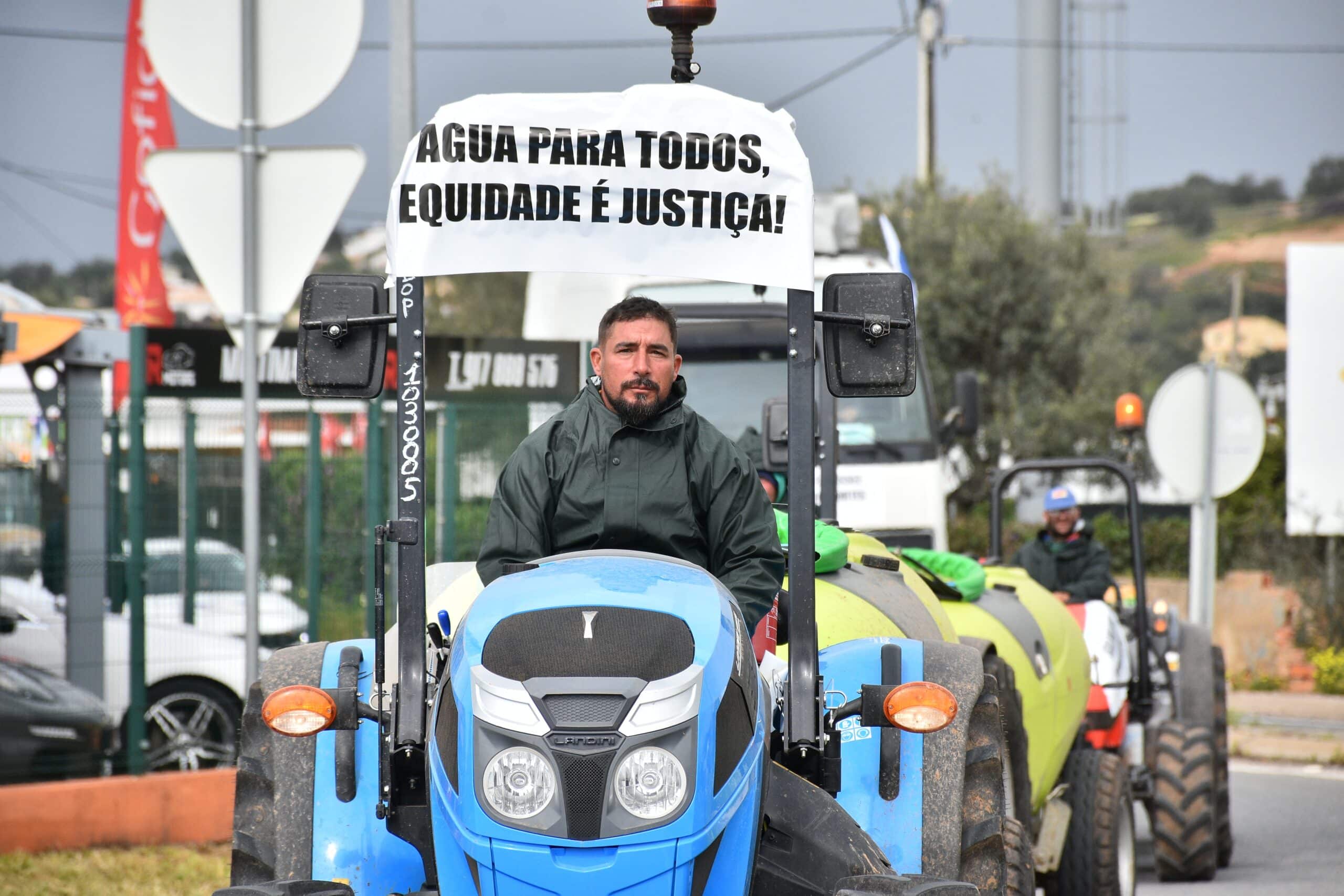 Algarve farmers in slow march against water-saving measures|Farming tractor|Algarve farmers in slow march against water-saving measures|Algarve farmers in slow march against water-saving measures|Algarve farmers in slow march against water-saving measures|Algarve farmers in slow march against water-saving measures|Algarve farmers in slow march against water-saving measures|Algarve farmers in slow march against water-saving measures