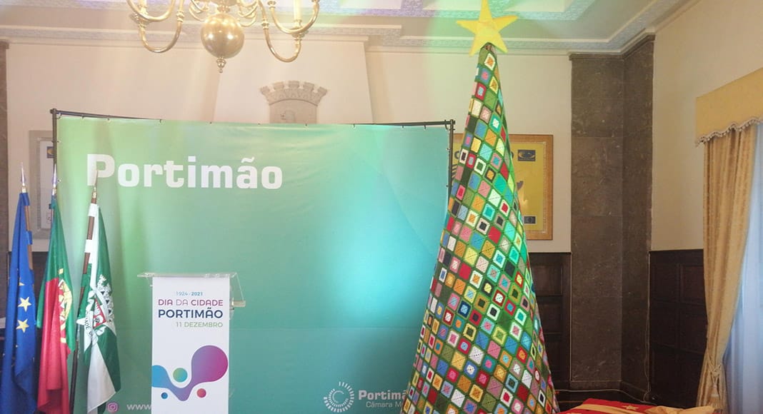 Portimão knitters crochet full-size Christmas trees to fight isolation|Portimão knitters crochet full-size Christmas trees to fight isolation|Portimão knitters crochet full-size Christmas trees to fight isolation