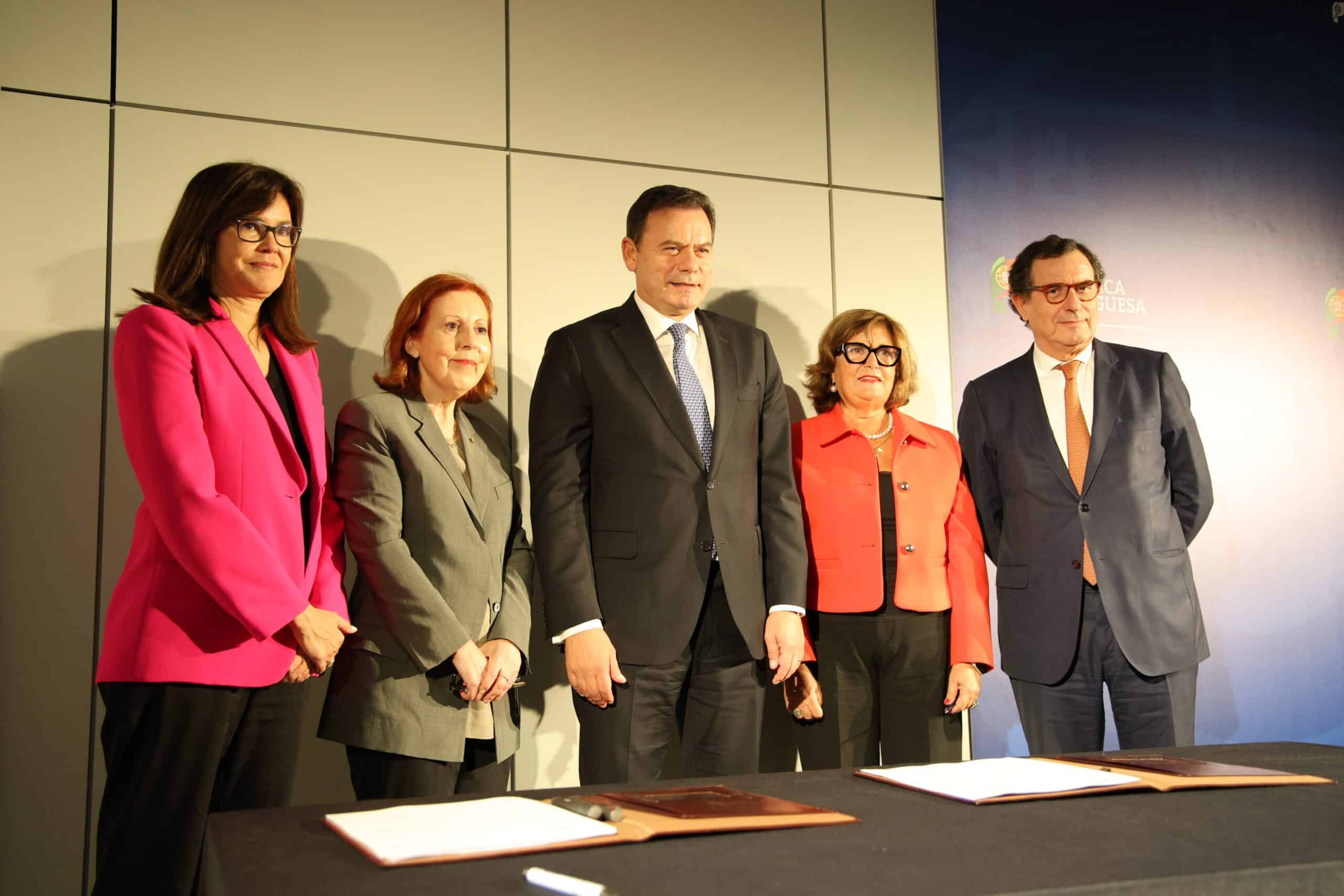 Signing of Algarve desalination plant contract "historic moment", says PM