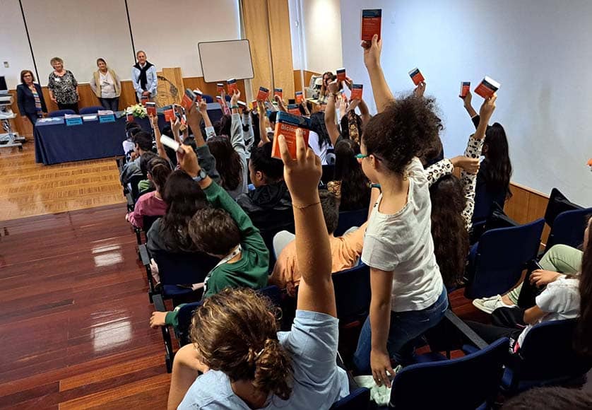 Estoi Rotary Club distributes dictionaries at local school