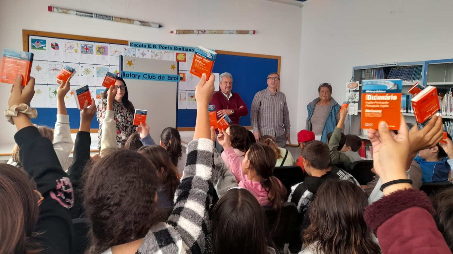 Rotary club distributes dictionaries at Estoi School