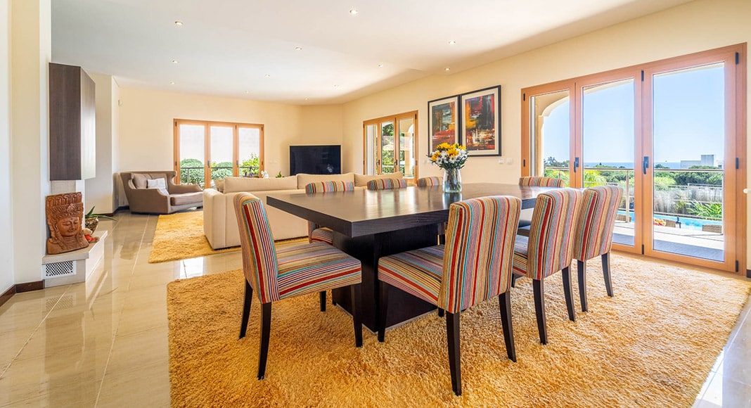 Four-bedroom villa close to beach in Albufeira