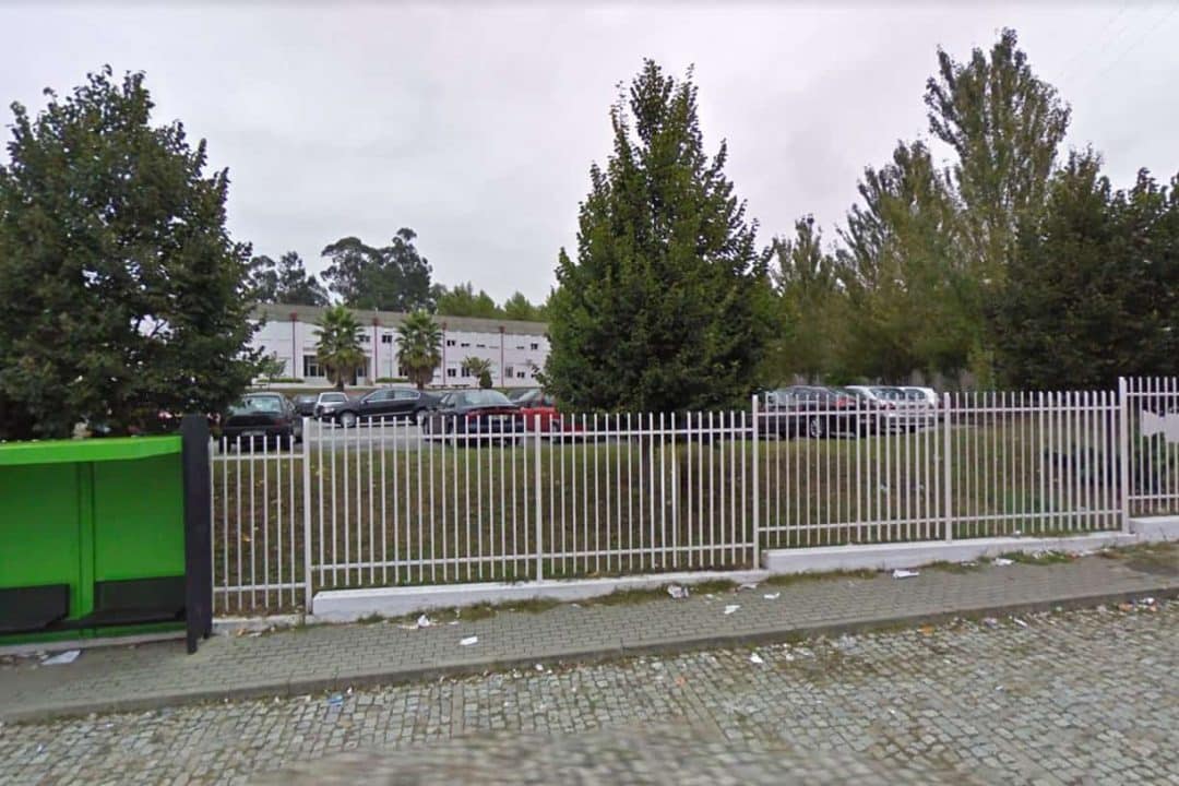 Outdoor shot of school from Felgueiras Magazine