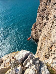 American woman rescued after cliff fall near Praia do Beliche