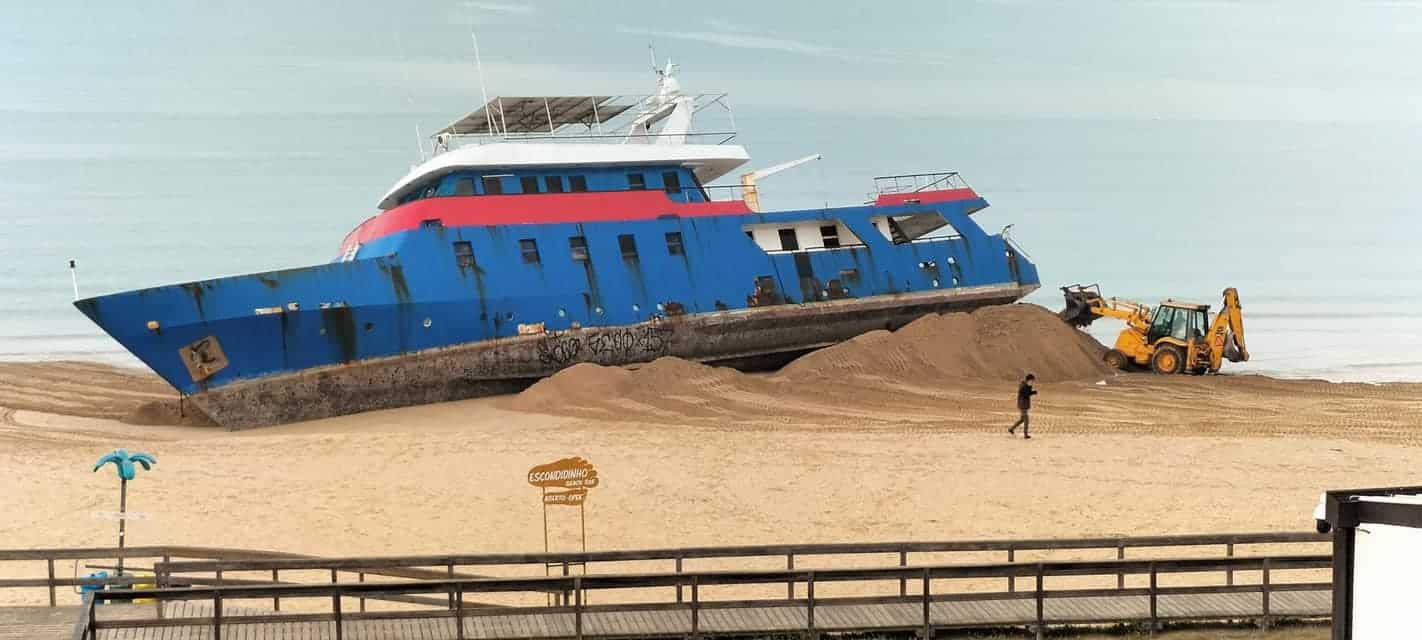 Stranded boat in Praia Grande