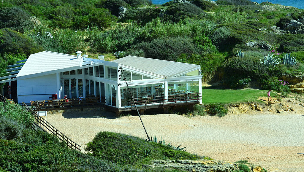 Iconic Albufeira restaurant Evaristo destroyed by fire|Evaristo restaurant destroid by fire