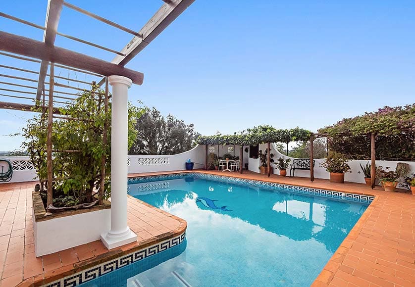 farmhouse on a large plot close to Alvor