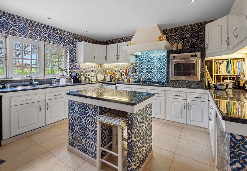 farmhouse on a large plot close to Alvor