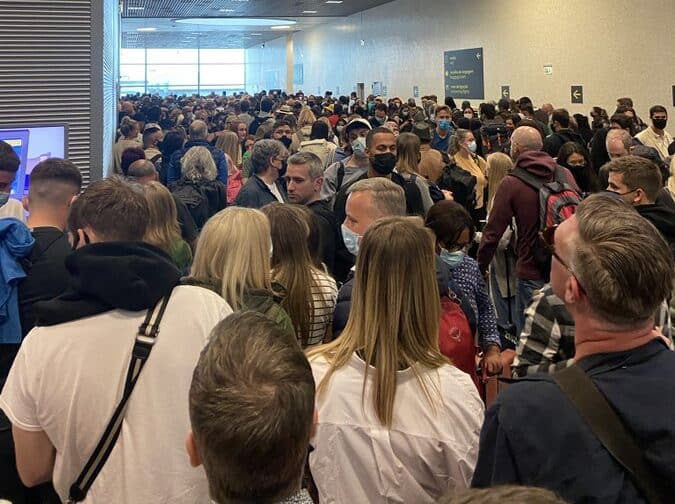 Faro airport queues