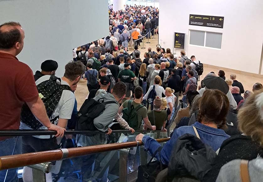 Faro-airport-queue