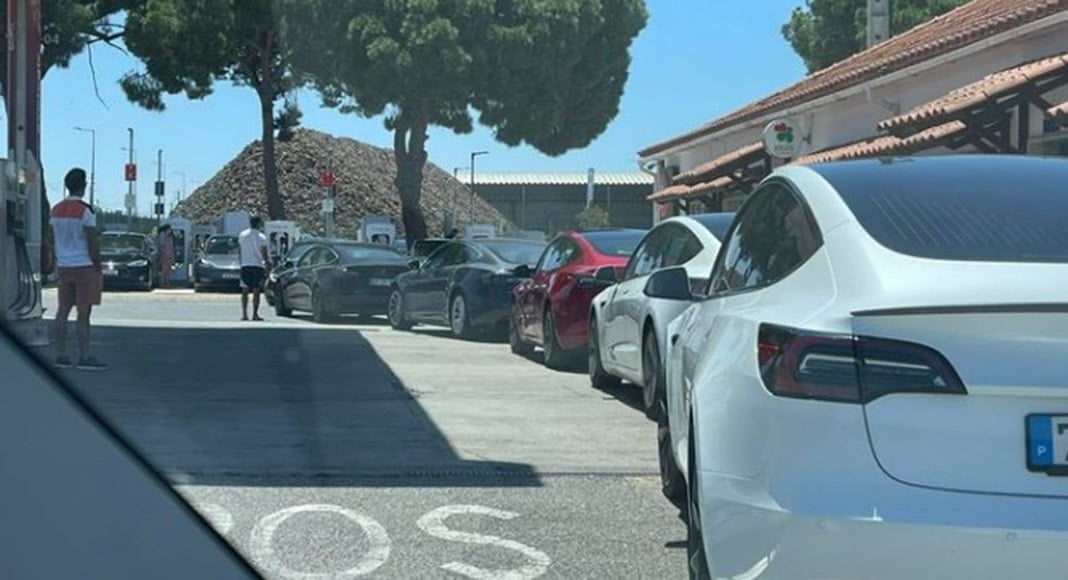 Huge queues at Tesla charging stations on way to Algarve