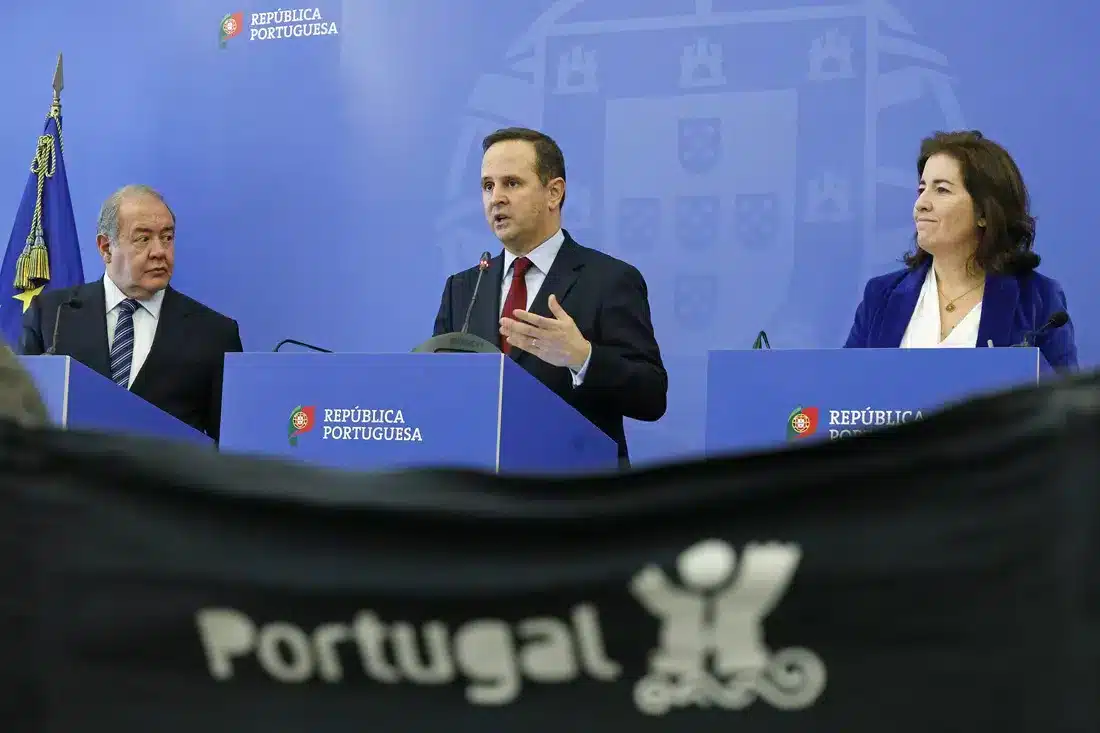Fernando Medina, flanked by economy minister António Costa Silva, and Labour minister Ana Mendes Godinho